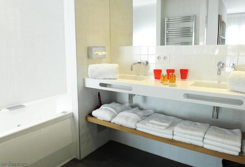 小型套房, Briketenia