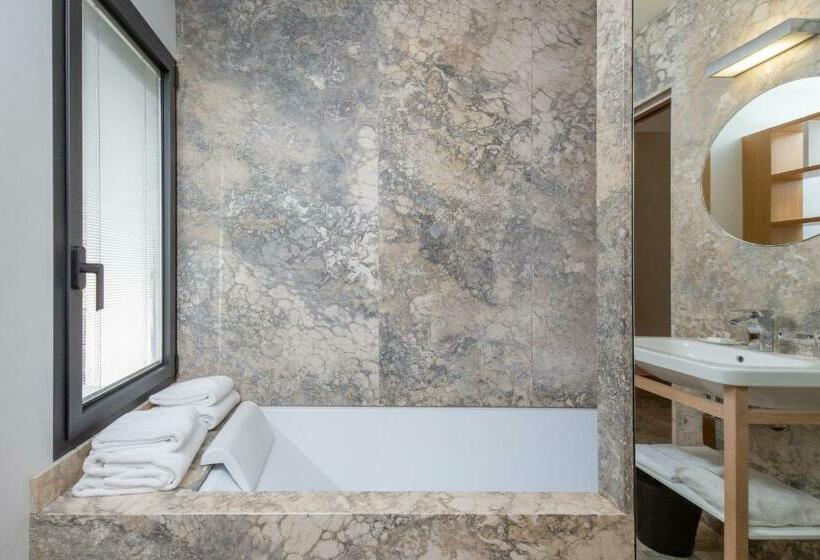 Номер Superior, Dominique Colonna