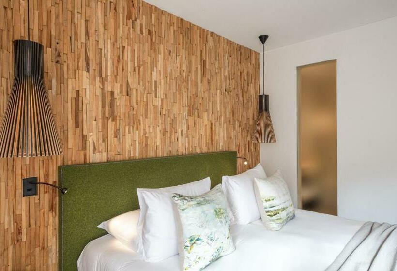 Номер Стандарт Вид на Реку, Dominique Colonna