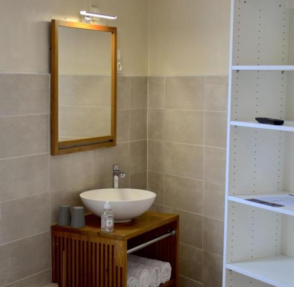 Номер Стандарт Четырехместный Совместный Санузел, Hôtel Alizéa