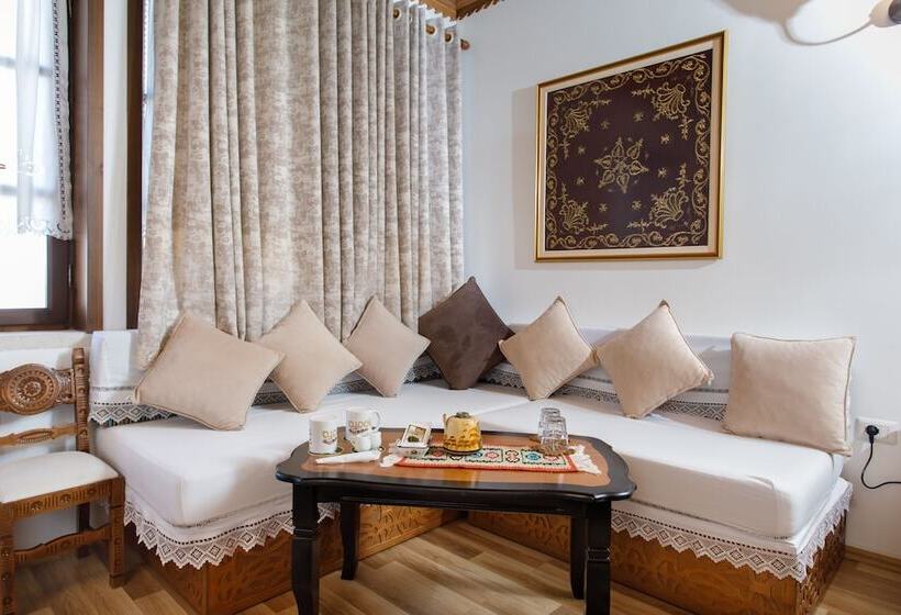 جناح ديلوكس, Kodra