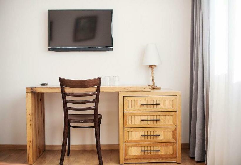 اتاق خانوادگی, Monte