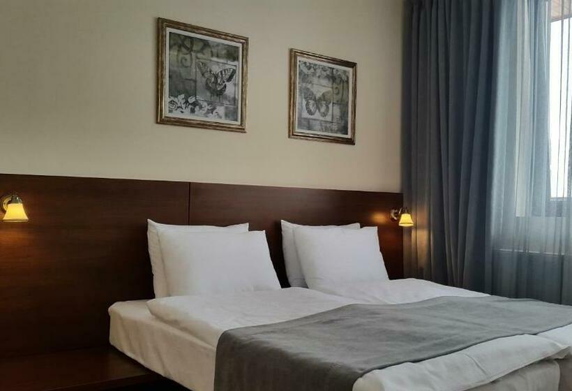 اتاق خانوادگی, Monte