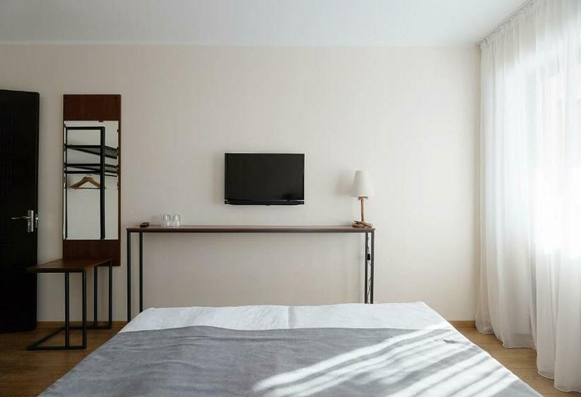 اتاق خانوادگی, Monte