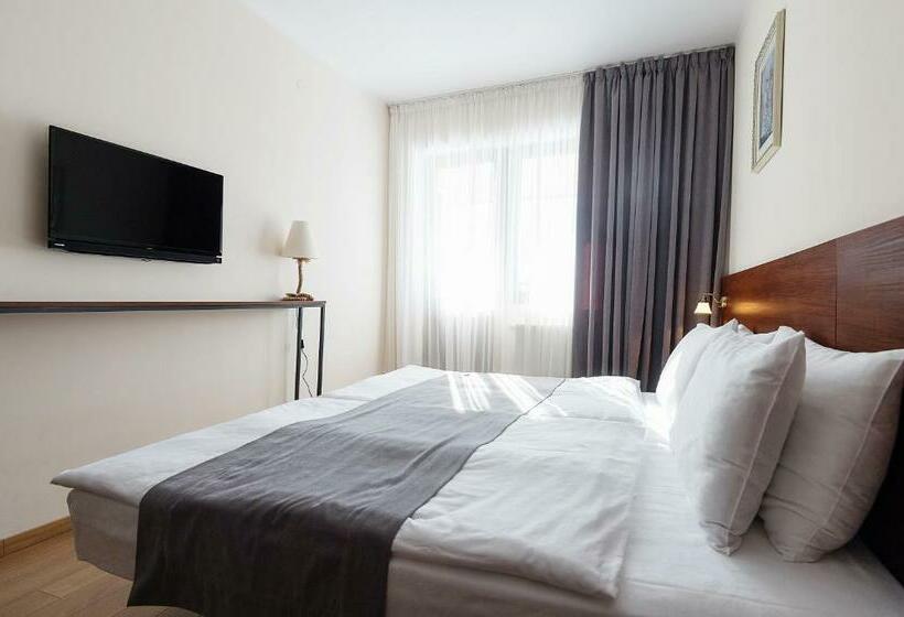 اتاق خانوادگی, Monte