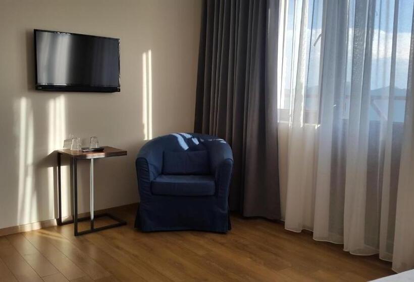 اتاق خانوادگی, Monte