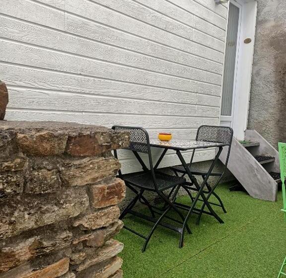 标准间内部标间, Saint Amant