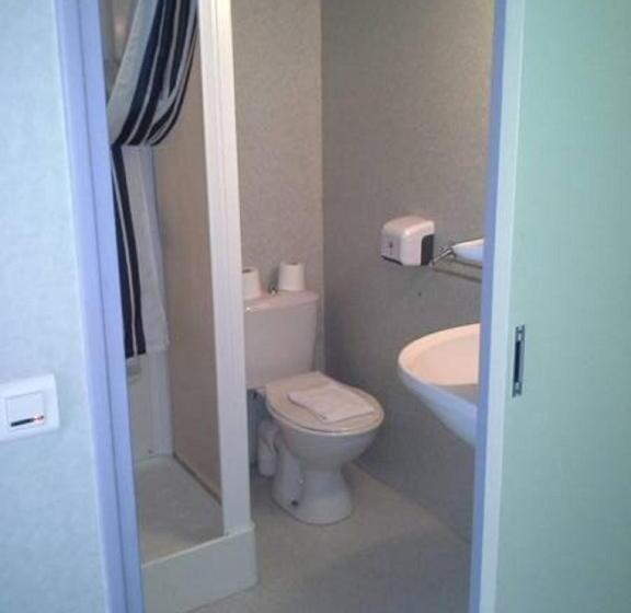 חדר קומפורט לשלושה, Set A Table