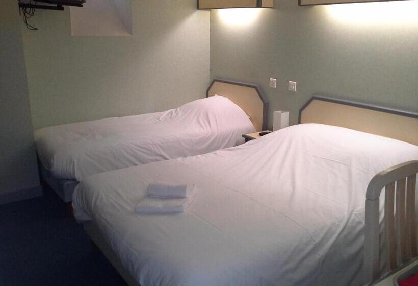 חדר קומפורט לשלושה, Set A Table