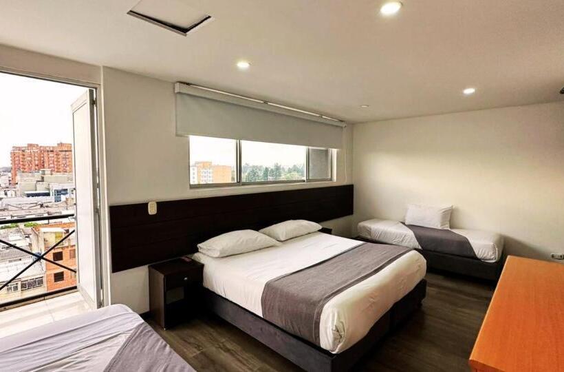 غرفة قياسية رباعية مزودة بشُرفة, Expo Hotel Ferial