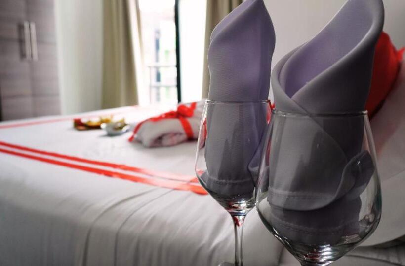 キングサイズベッドのデラックススイート, Expo Hotel Ferial