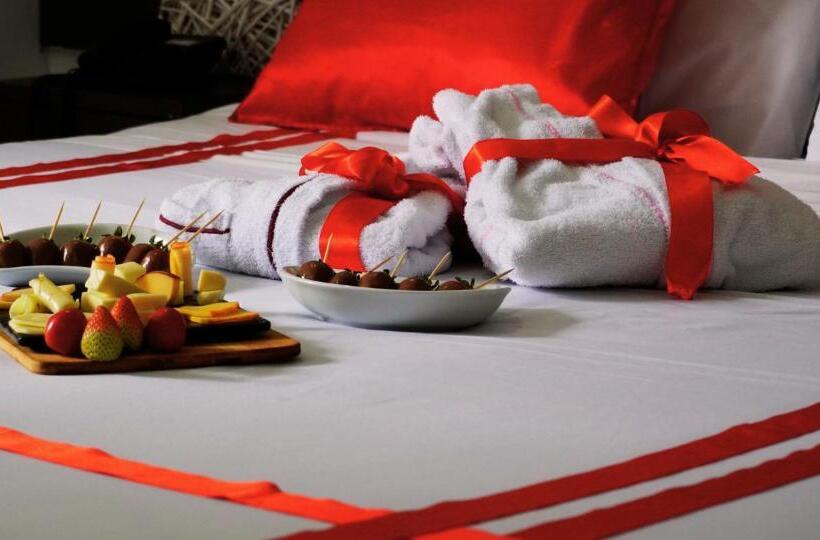 キングサイズベッドのデラックススイート, Expo Hotel Ferial