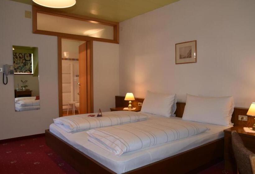 Номер Стандарт Вид на Горы, Angerburg Blumen