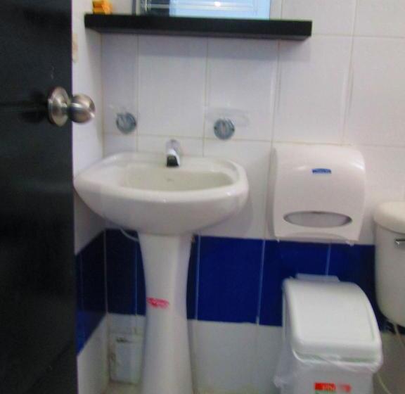 חדר סטנדרט לשלושה, Katylú