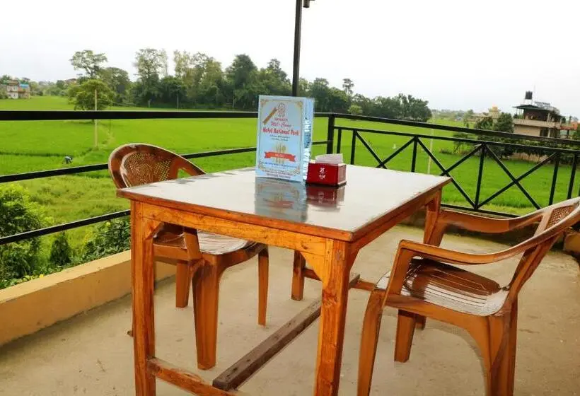اتاق خانوادگی, National Park Sauraha  Homely Stay And Peaceful Location With Jungle Safari Arrangements