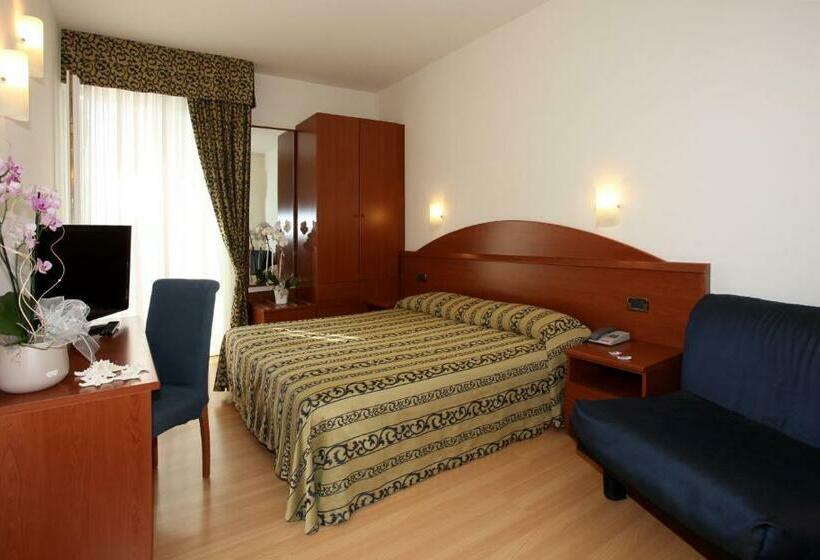 חדר סטנדרט לשלושה עם מרפסת, Santiago