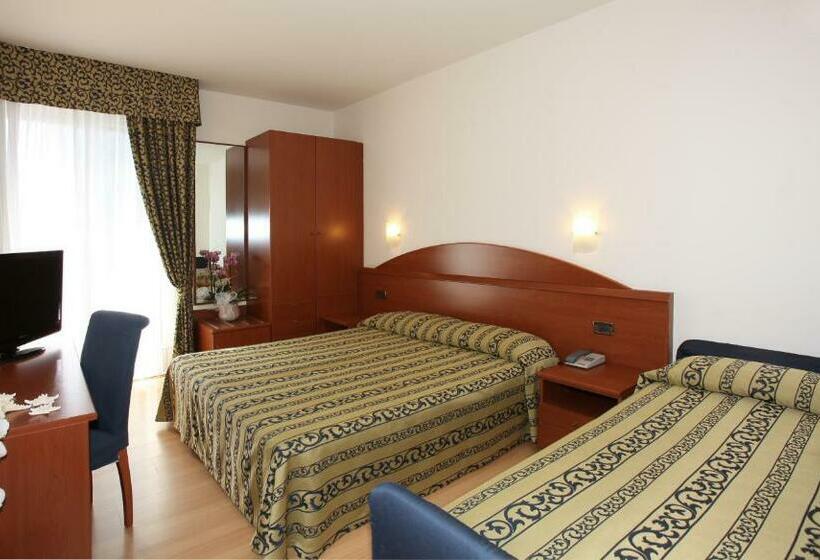 חדר סטנדרט לשלושה עם מרפסת, Santiago