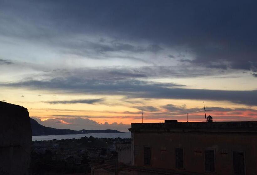 חדר דלוקס עם מרפסת נוף לים, Terra Murata Boutique B&b