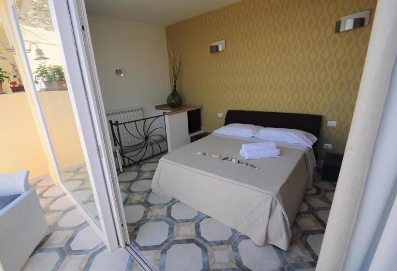 חדר דלוקס עם מרפסת נוף לים, Terra Murata Boutique B&b