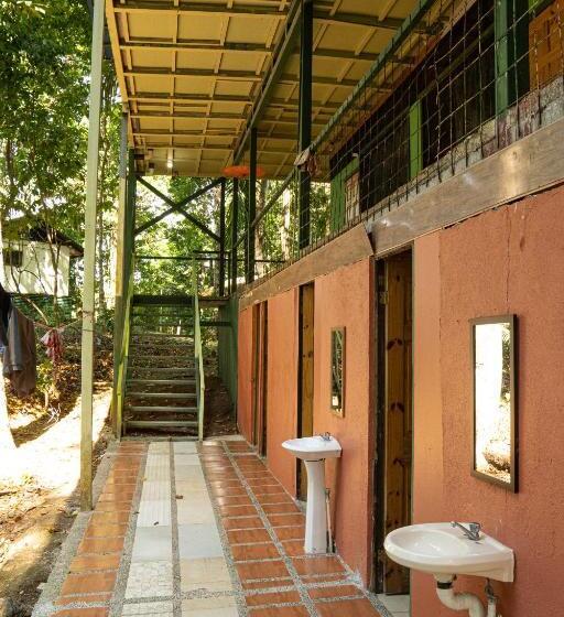 تختخواب در اتاق مشترک, Corcovado Adventures