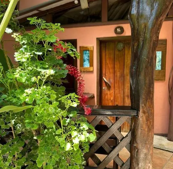 Deluxe Kolmen Hengen Huone, Playa Negra Brewing Beachfront
