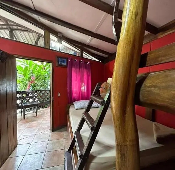 Deluxe Kolmen Hengen Huone, Playa Negra Brewing Beachfront