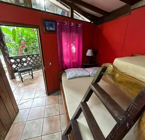 Deluxe Kolmen Hengen Huone, Playa Negra Brewing Beachfront