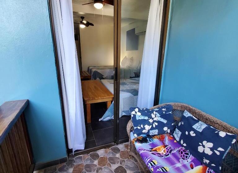 חדר משפחתי, Villa Amarilla