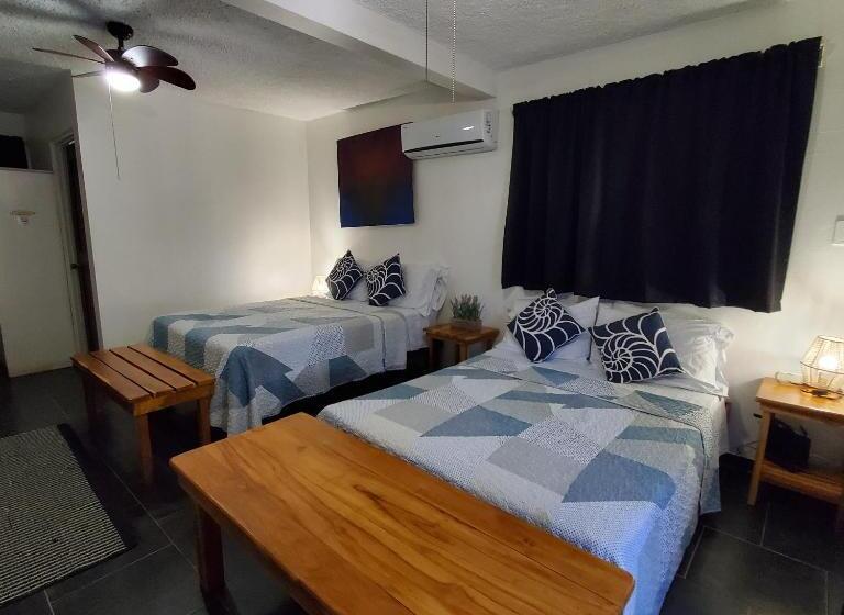 חדר משפחתי, Villa Amarilla