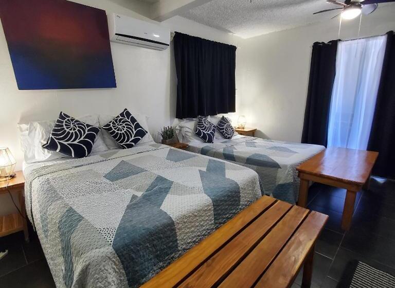 חדר משפחתי, Villa Amarilla