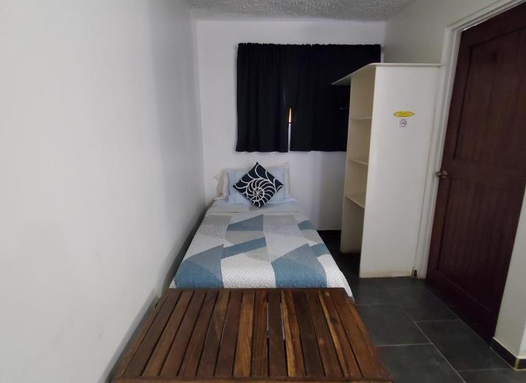 חדר משפחתי, Villa Amarilla