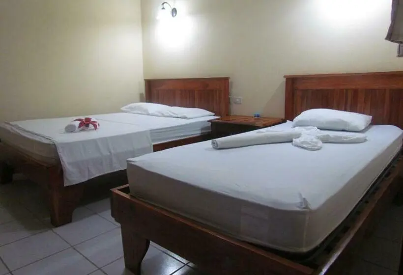 庭の見えるスタンダードトリプルルーム, Casa Moreno Hostel
