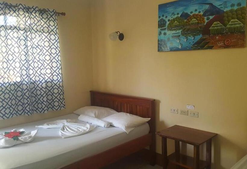 庭の見えるスタンダードトリプルルーム, Casa Moreno   Hostel