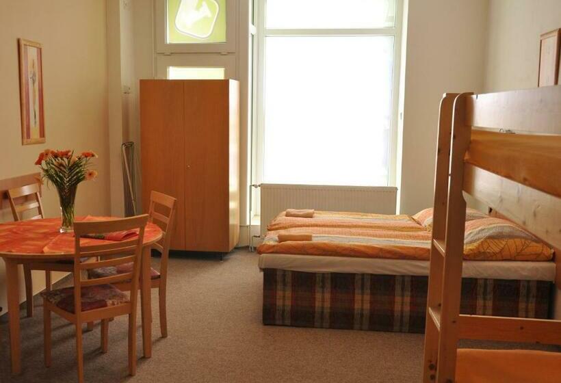 חדר סטנדרט לארבעה, Hostel Děčín