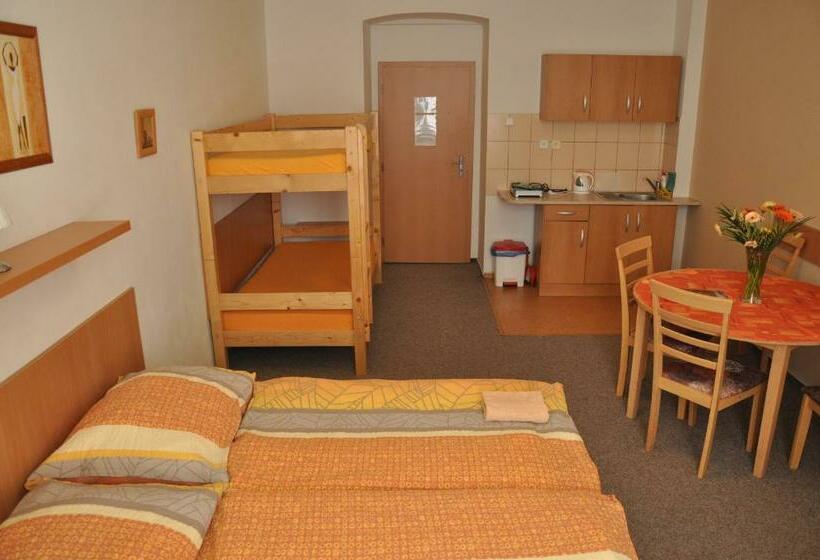 חדר סטנדרט לארבעה, Hostel Děčín