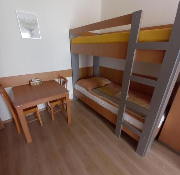 חדר סטנדרט לשלושה עם מרפסת, Hostel Děčín