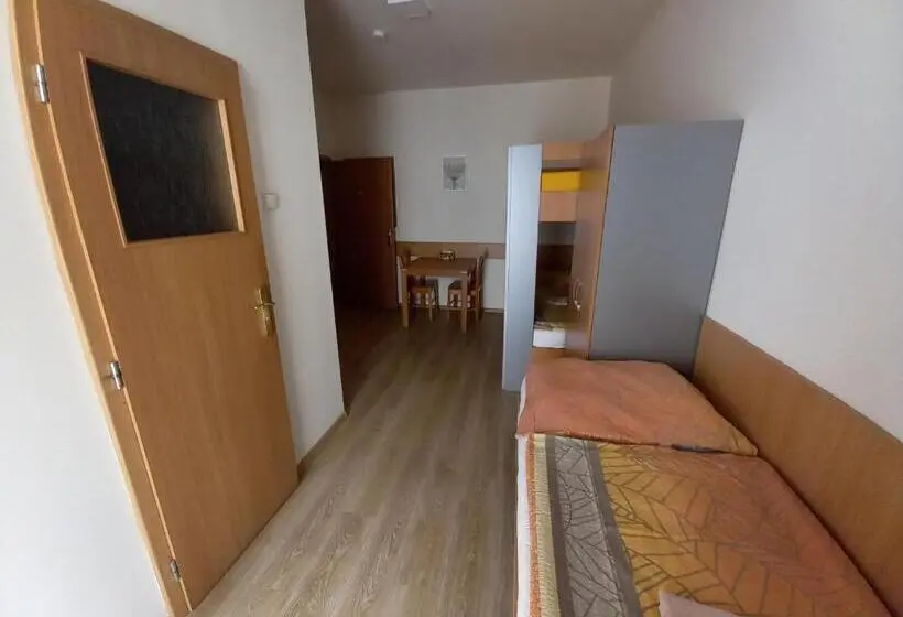 バルコニー付きスタンダードトリプルルーム, Hostel Děčín