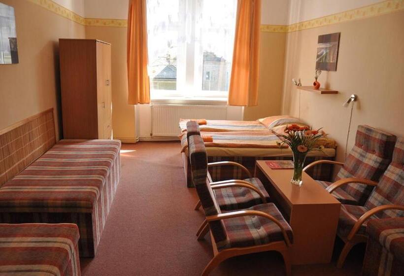 חדר משפחתי חדר אמבטיה משותף, Hostel Děčín