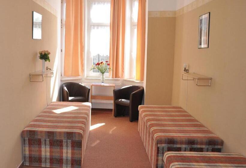 חדר סטנדרט לשלושה עם חדר אמבטיה משוף, Hostel Děčín