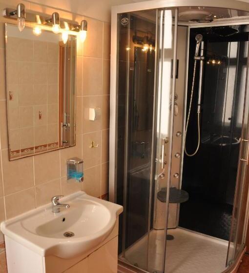 标准三人间共用浴室, Hostel Děčín