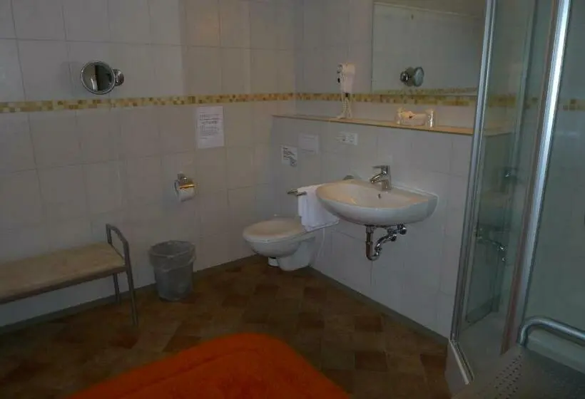 Standard Kolmen Hengen Huone, Harbauer