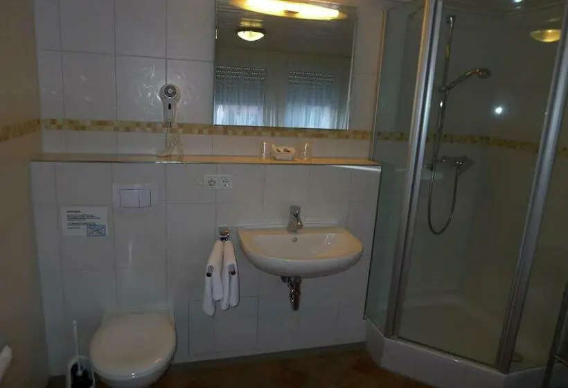 Standard Kolmen Hengen Huone, Harbauer
