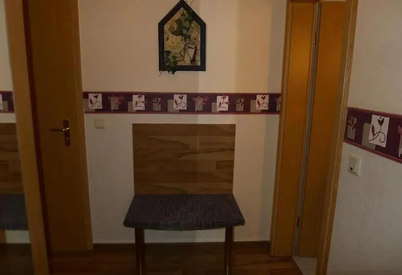 Comfort Yhden Hengen Huone, Harbauer