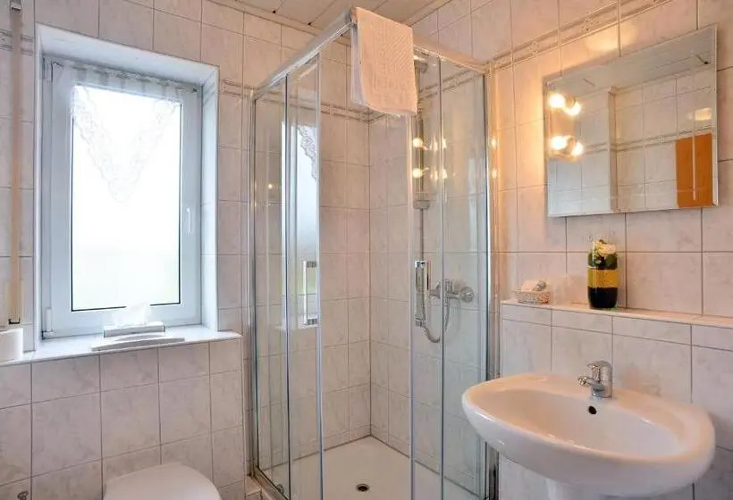 Comfort Yhden Hengen Huone, Harbauer