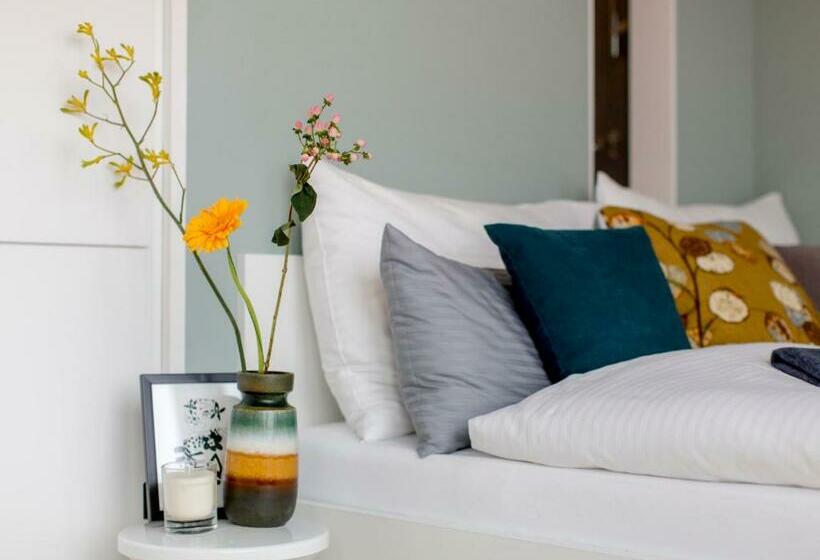 Quarto executivo, The Flag München M