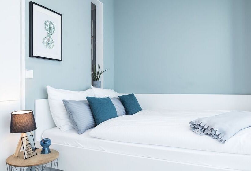 Quarto executivo, The Flag München M