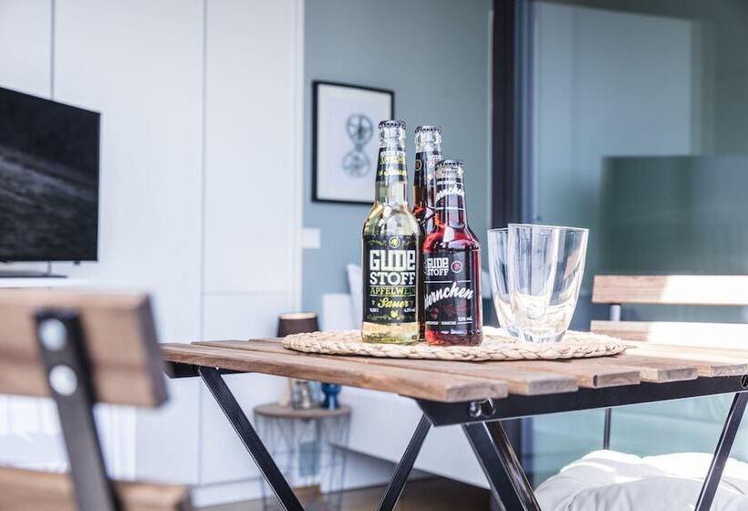 Quarto executivo, The Flag München M