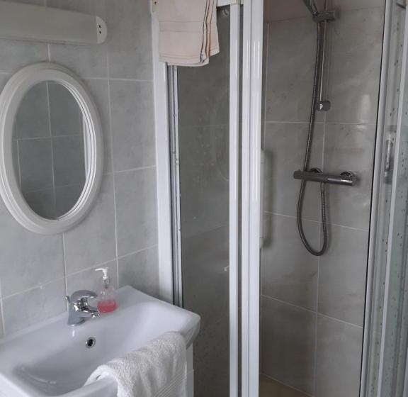 غرفة قياسية, Riverview House