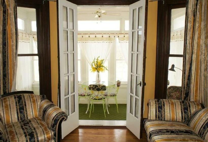 סוויטה עם ג'קוזי, A Night To Remember B & B