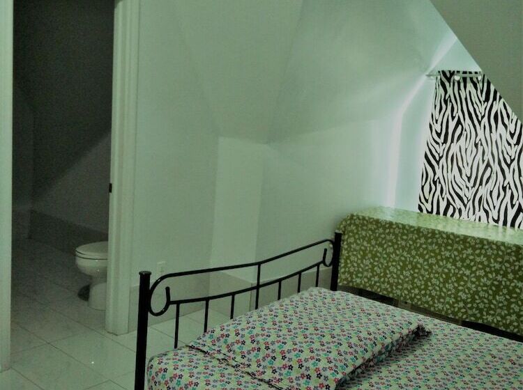 חדר סטנדרט לארבעה, Chinatown Travellers Home